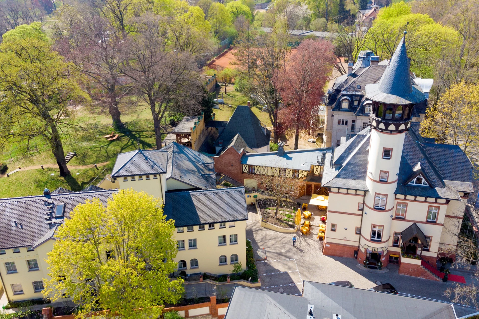Hotel Villa Monte Vino Potsdam – Luftaufnahme des Hotelensembles am Winzerberg Hotel Villa Monte Vino Potsdam – Luftaufnahme des Hotelensembles am Winzerberg